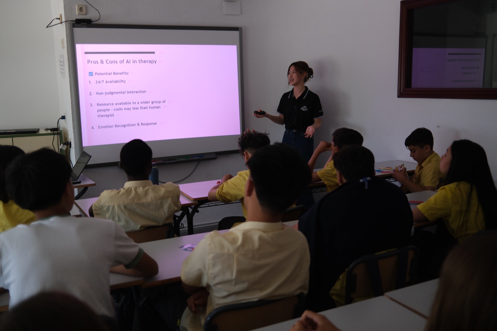 A Wikair volunteer presenting the pros and cons of AI in therapy to a class